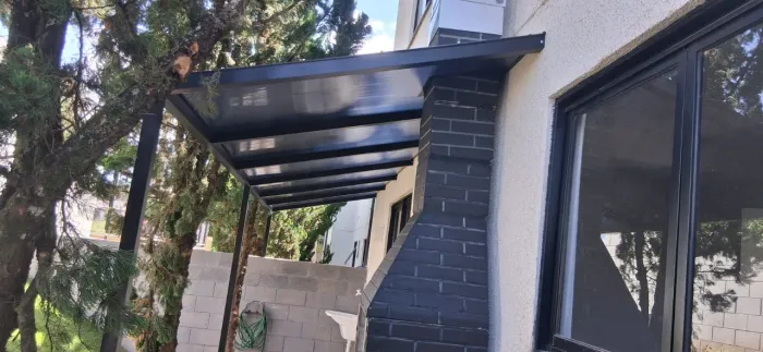 Cobertura de policarbonato retrátil