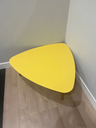 Mesa de centro amarela