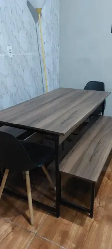 Mesa estilo industrial com banco e cadeira