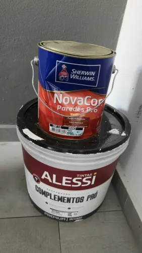 Doa-se Massa corrida e tinta branca