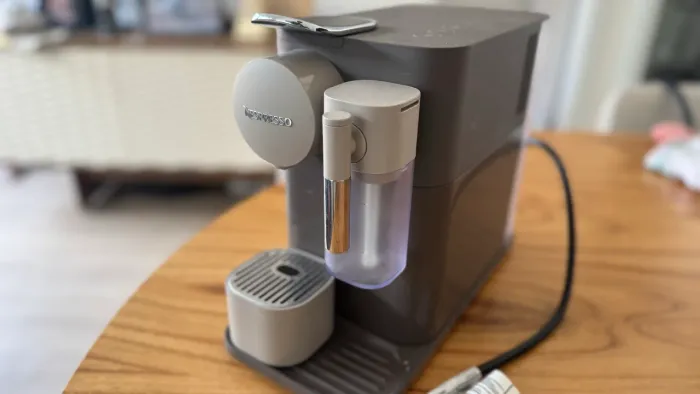 Nespresso Lattissima One - F111, 127V