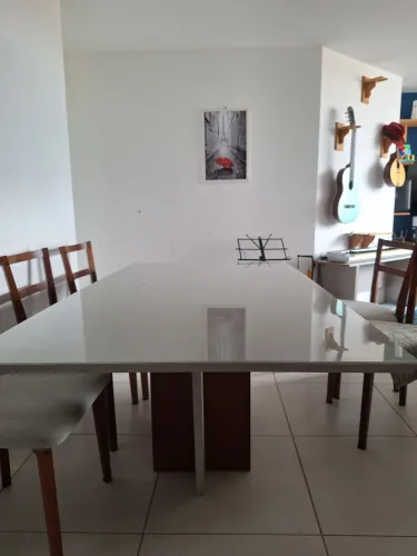 Mesa em MDF laqueado e vidro 8 lugares