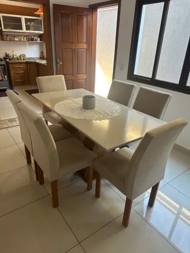 MESA DE JANTAR 6 LUGARES CADEIRAS ESTOFADAS.