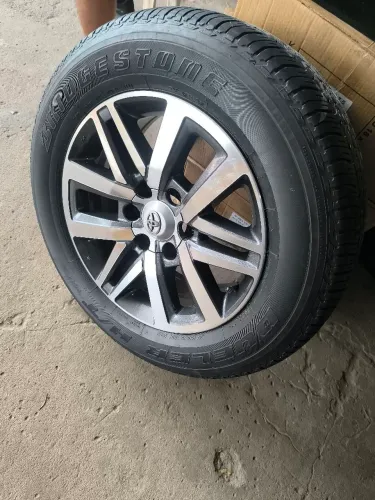 Vendo jogo de roda aro 18 da Hilux com pneus