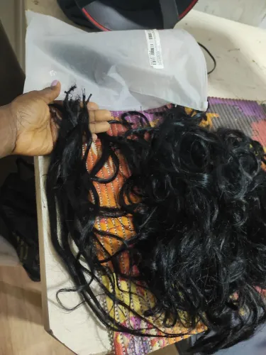 Cabelo humano cerca de 250 Gr ,40 cm ,limpo e cheiroso ,só não está arrumado