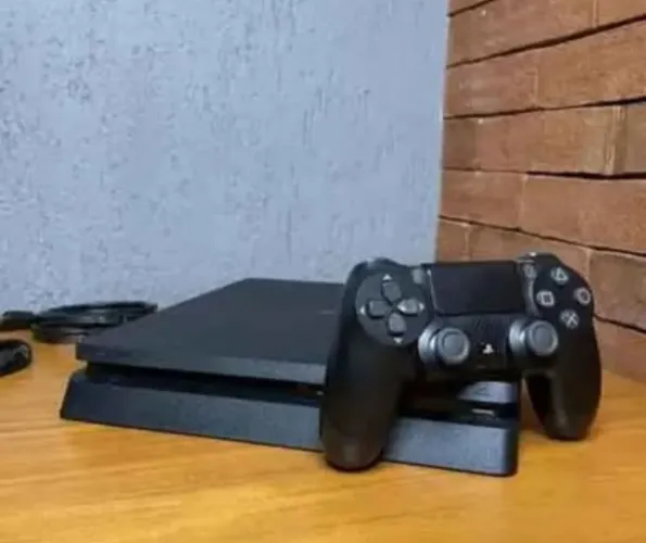 Sony PlayStation 4 Slim com controle