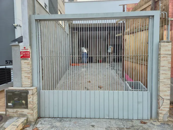 Portão de elevação em aço galvanizado com automação
