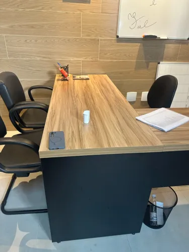 Mesa de Escritório em L - Tampo Amadeirado e Estrutura Preta