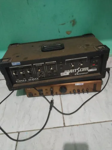 Vendo caixa de som marca watisom duas *