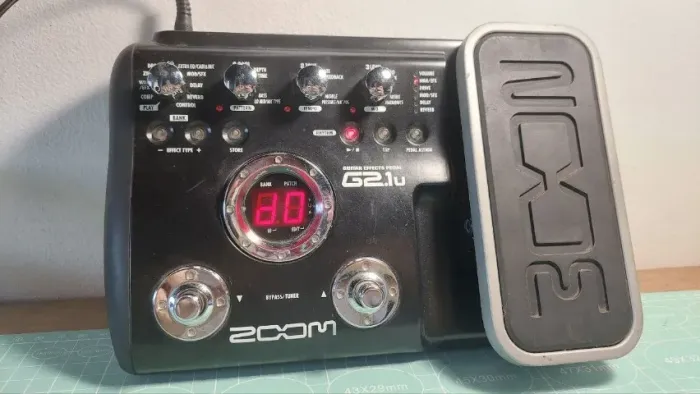 Pedaleira Zoom G2.1u - Multiefeitos para Guitarra/Violão com Pedal de Expressão