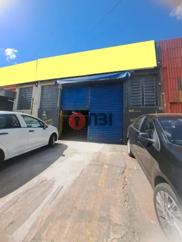 Aluga-se Salão 300mts piso rustico, excelente para oficina, serralheria etc.