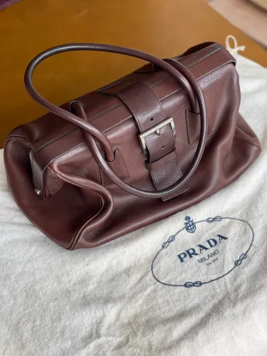 Bolsa Prada original, couro cor café tamanho médio com dust bag original.