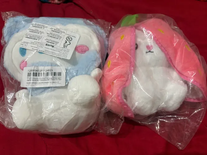 Kit 2 Pelúcias Sanrio - Cachorrinho Azul + Coelho Cenoura Rosa - Novas