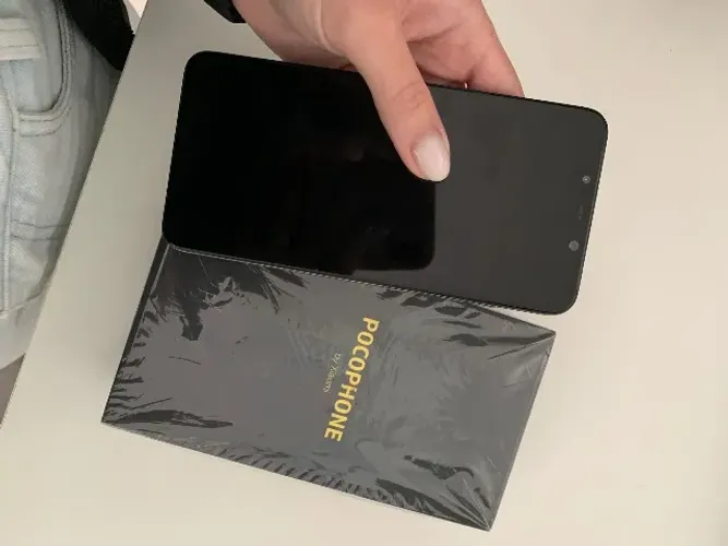 Celular pocophone F1