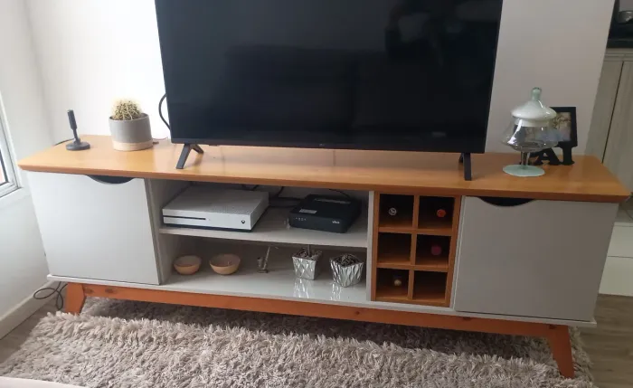 Rack Bancada para TV até 60 polegadas com Adega Retrô 1,80m Prisma Cinamomo / Off White