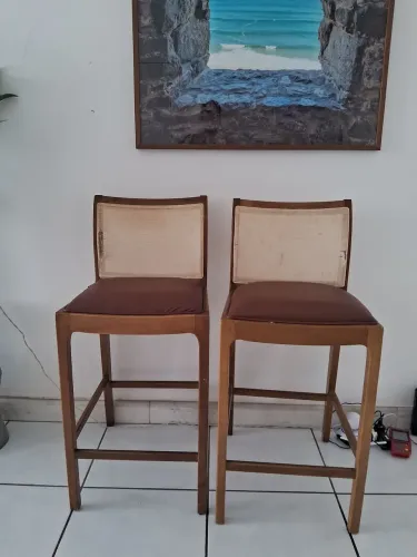 Duas banquetas altas em madeira e olha sintética 
