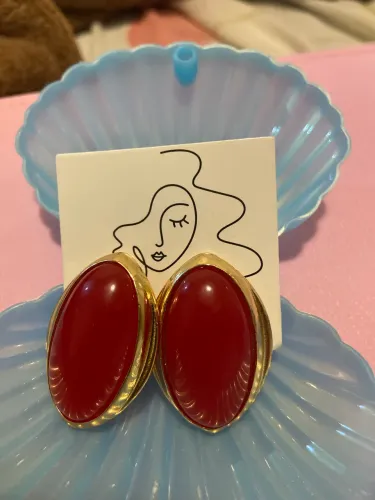 Brinco dourado com pedras vermelhas 