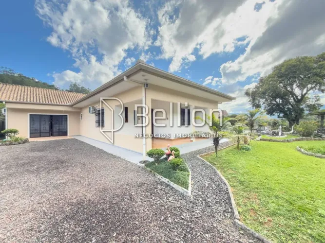 Casa à Venda no Centro de Benedito Novo | Terreno de 3.154,70 m² e Vista para o Rio