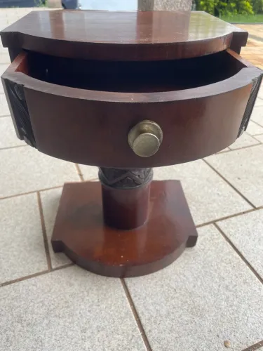 Mesinha de cabeceira antiga 