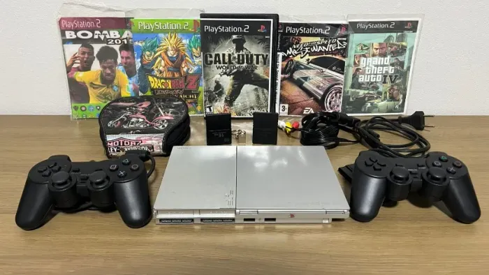 PlayStation 2 Slim Prata Completo 0.P.L + 2 Controle + 2 Memory Card + Jogos + Pendrive64g