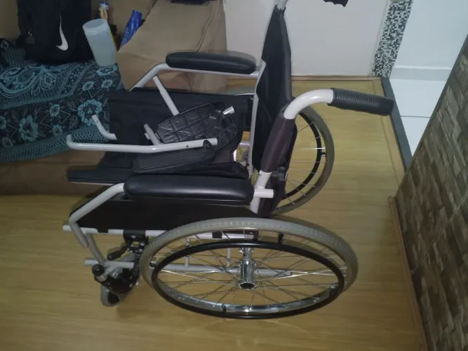 Vendo cadeira de rodas pouco usada