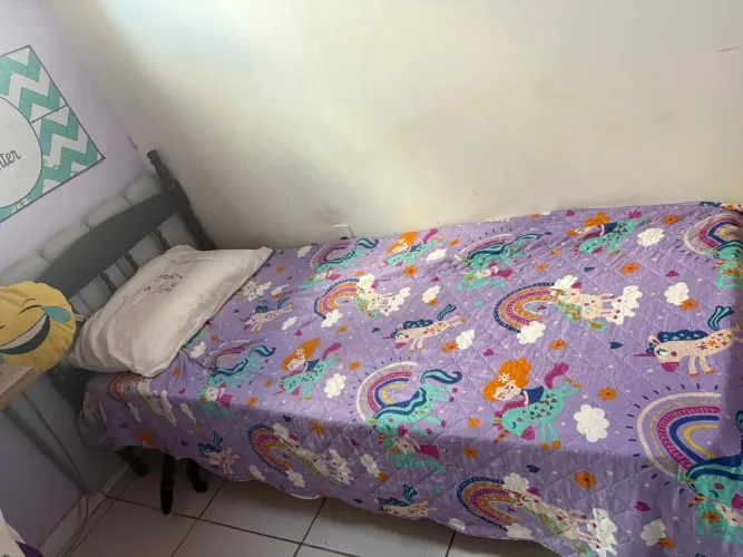 Cama de madeira maciça com colchã