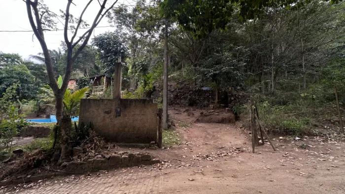 Vende-se terreno na Grota do Brito!