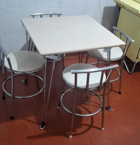 Mesa dobrável com 4 banquetas