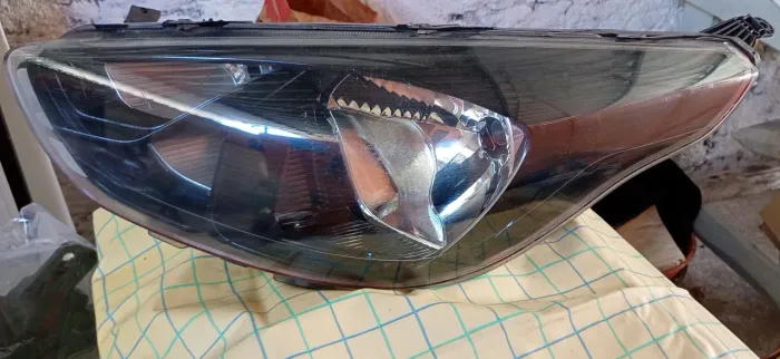 Farol do Ford Ka mascara negra 2020