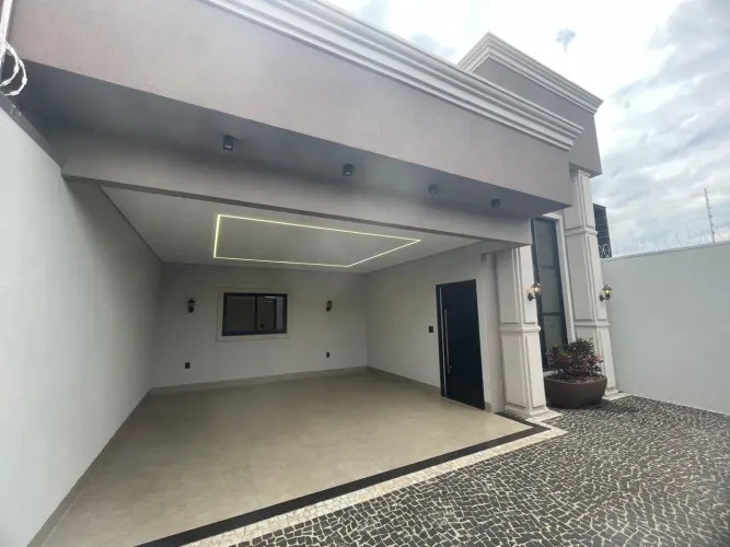 Casa á venda em Rio Verde com piscina, churrasqueira, 3 quartos, closet e armários embutid