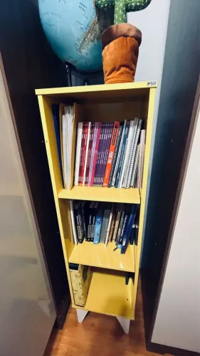 Estante Livreiro Retrô Amarelo - 3 Nichos e Pés Palito