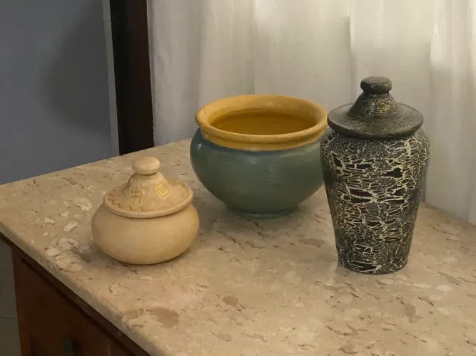 : Lote 3 Peças de Cerâmica Decorativa (Potes com Tampa e Vaso) - Desapego Mudança