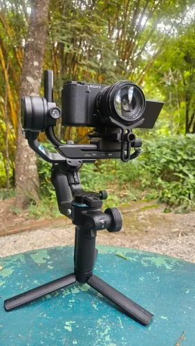 Kit Videomaker Completo: Sony ZV-E10 + Lente 23mm f1.4 + Gimbal Scorp C