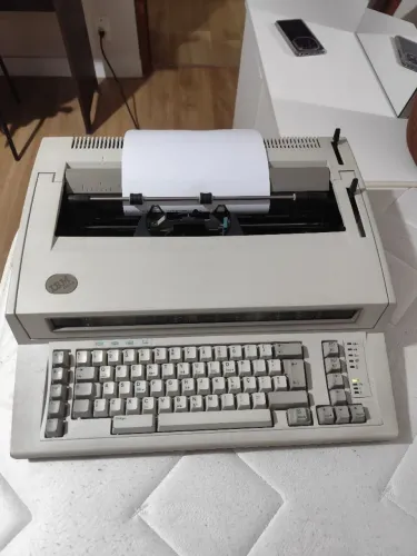 Máquina de escrever elétrica IBM modelo 6781 2