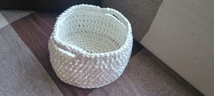 Cesto de crochê feito a mão 