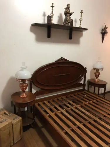 Cama casal em madeira nobre