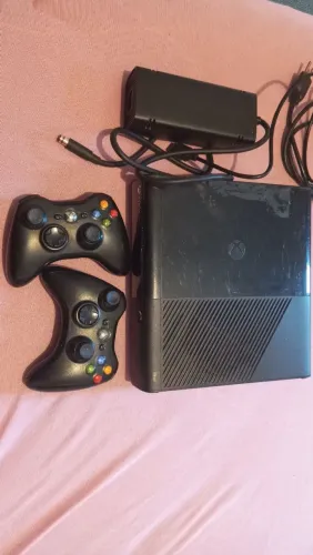 Vídeo game Xbox 360 com 30 jogos
