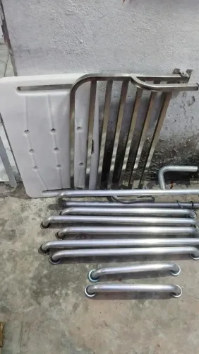 BARRAS DE APOIO E DOIS BANCOS ARTICULADOS
