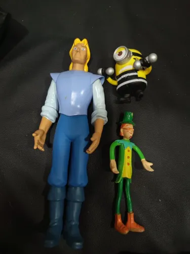 Lote com John Smith da Pocahontas Disney, Minion e Visconde do Sítio do pica pau amarelo 