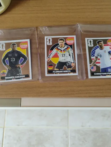 Vendo 3 figurinhas legends da copa de 2026 (2 bronze e 1 ouro).