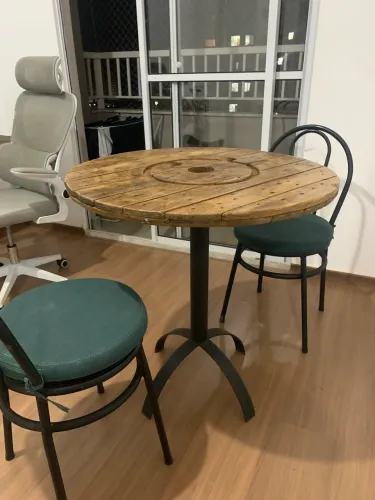 Mesa com duas cadeiras