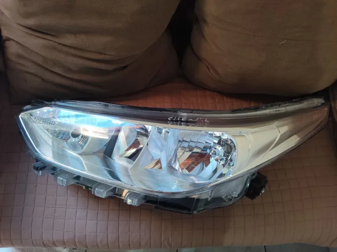 Farol lado esquerdo TOYOTA YARIS