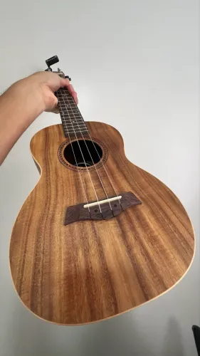 Ukulele Tenor Acústico Strinberg + afinador 