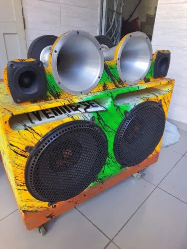 Som automotivo, 2 bocas 15", 2 Jarrão, 2 Twitter, 2 módulos, 1 fonte, 1 bateria de carro.