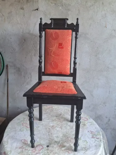 Antiga Cadeira de madeira