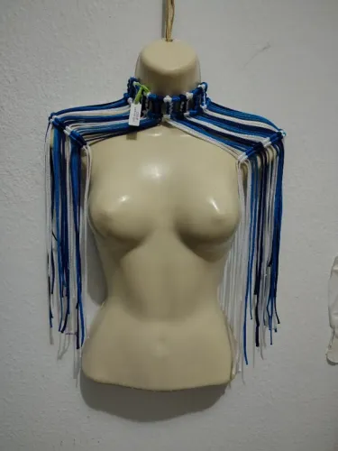 Ombreira de macramê azul escuro e branco