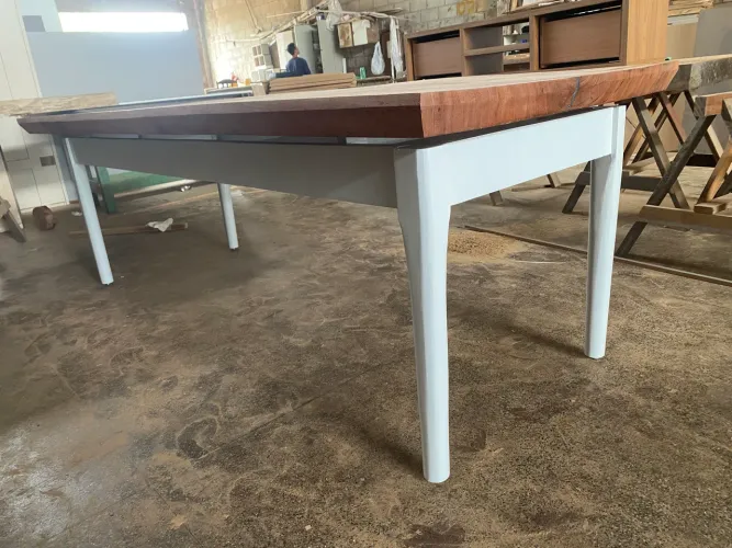Mesa de madeira maciça 