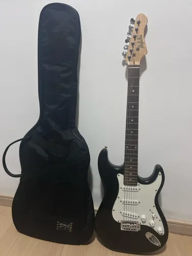 Guitarra Dolphin Preta Estilo Stratocaster + Capa para Transporte