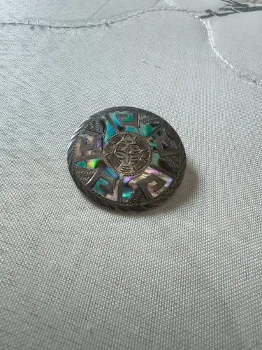Broche Vintage Prata Esterlina 925 Estilo Asteca com Madrepérola - Peça de Colecionador