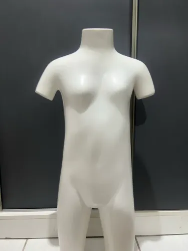 Manequim infantil semi novo